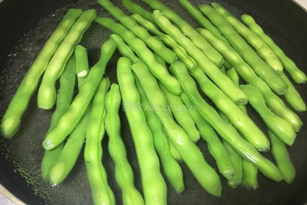 香菇酱辣炒雪豆的做法图解1