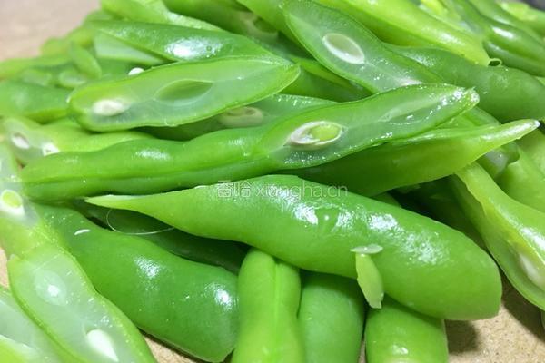香菇酱辣炒雪豆的做法图解2