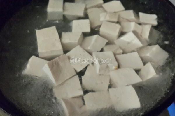 飞鱼子烧豆腐的做法图解1