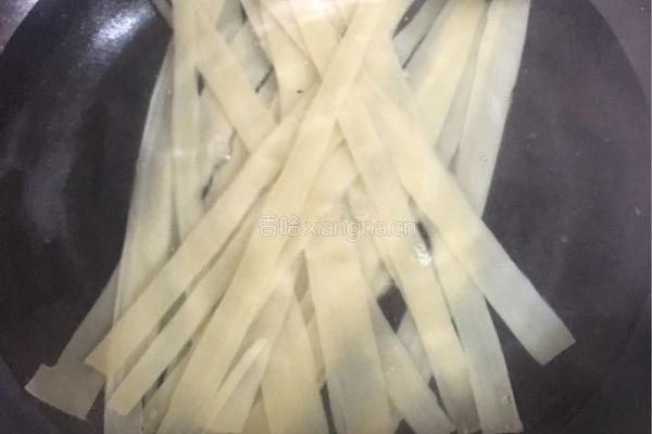 三椒炒冷面的做法图解3