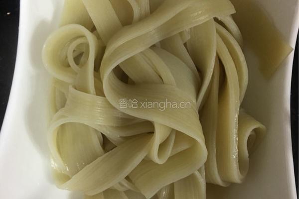 三椒炒冷面的做法图解4