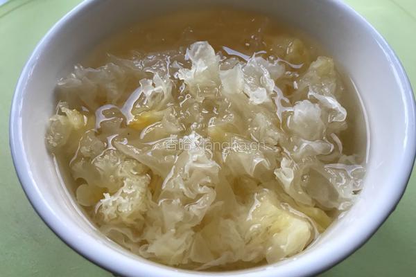 川贝冰糖炖银耳雪梨汤的做法图解2