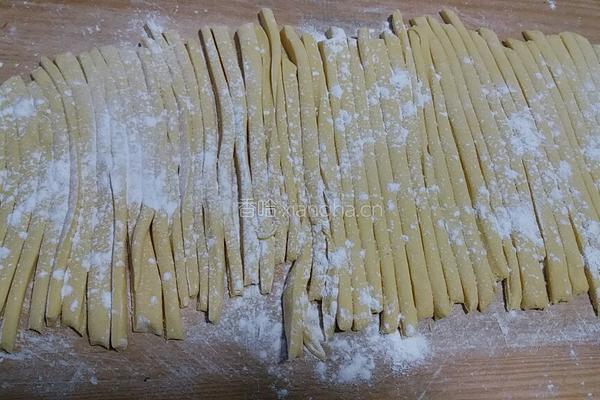 青菜香菇玉米面条的做法图解3