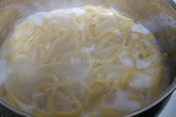 青菜香菇玉米面条的做法图解4