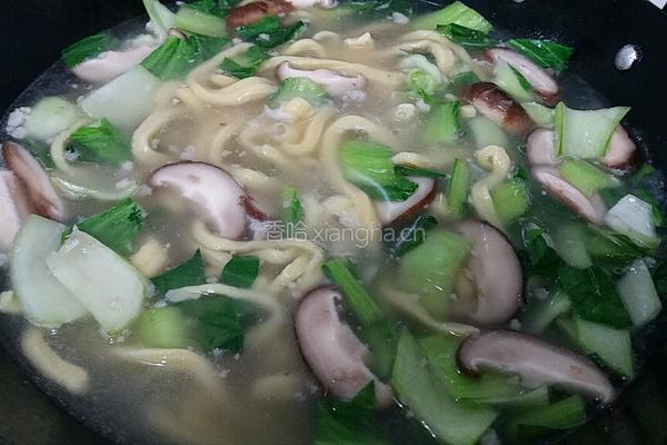 青菜香菇玉米面条的做法图解8