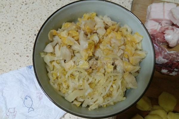 猪肉烩酸菜的做法图解3