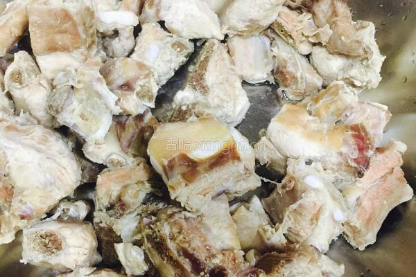排骨土豆炖豆角的做法图解1