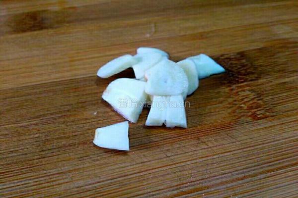 杏鲍菇炒鸡丁的做法图解3