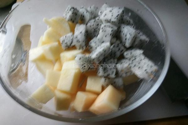 鲜果炒鸡丁的做法图解1