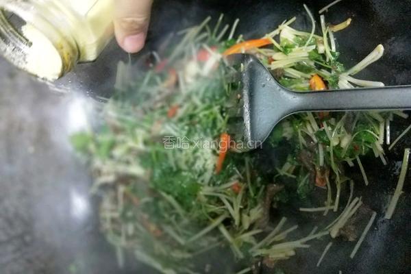 芹菜炒牛肉 的做法图解11