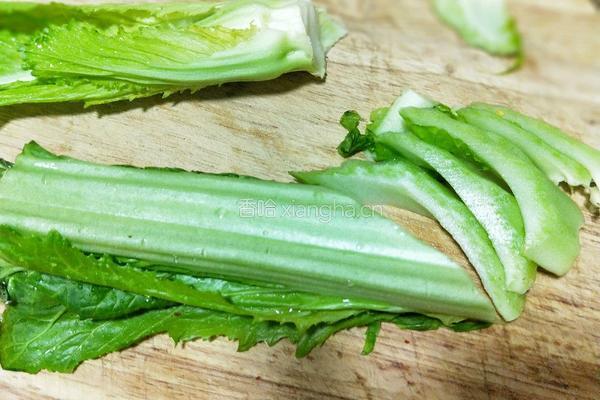 香肠炒棒菜 的做法图解3