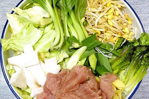 鲁菜大师蒋家常菜香辣水煮肉片的做法图解1