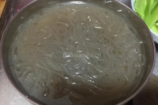 凉拌粉条的做法图解1