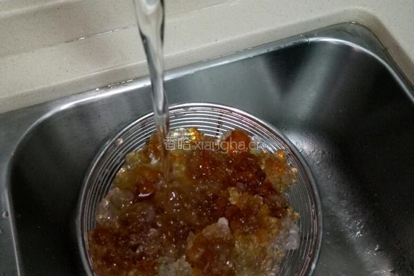 雪燕桃胶炖牛奶的做法图解3