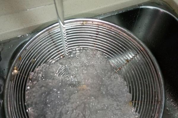 雪燕桃胶炖牛奶的做法图解4