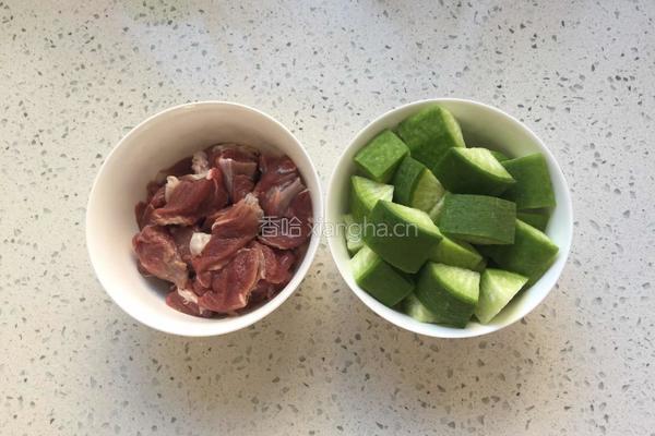 牛肉炖萝卜的做法图解1