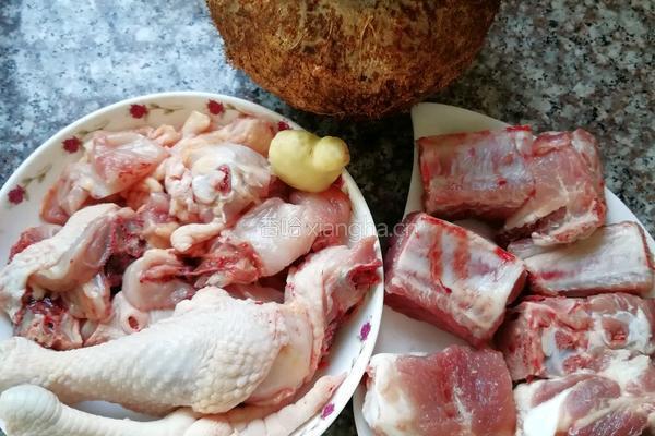 椰子排骨鸡汤的做法图解1
