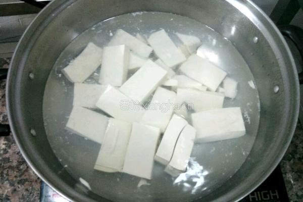 芹菜豆腐的做法图解1