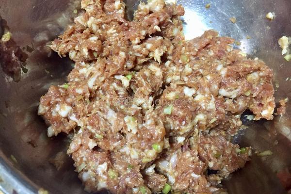 白菜包肉的做法图解1