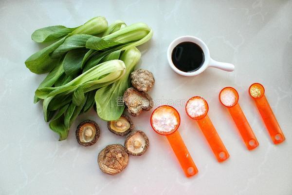 香菇炒油菜的做法图解1