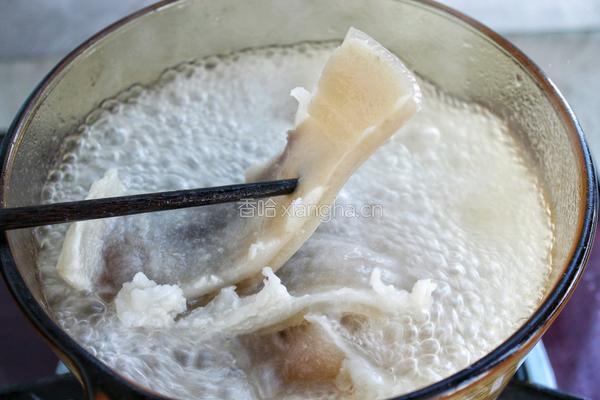 洋葱辣椒炒肉皮的做法图解2