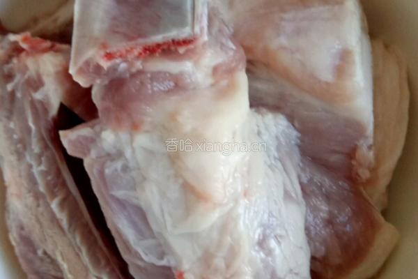 排骨炖白菜的做法图解1