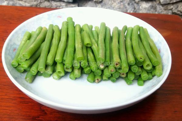 蒜米豆角的做法图解1
