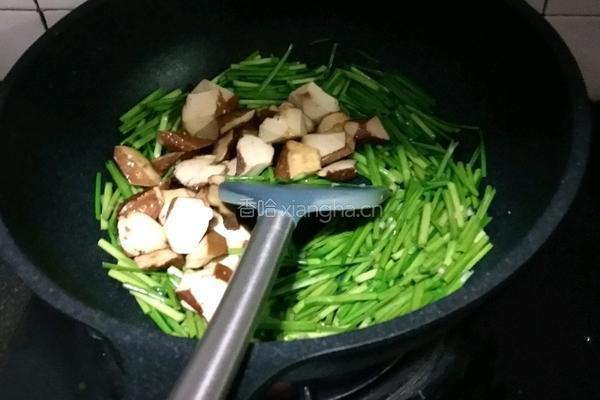 蒜苗炒鸡蛋香干的做法图解7