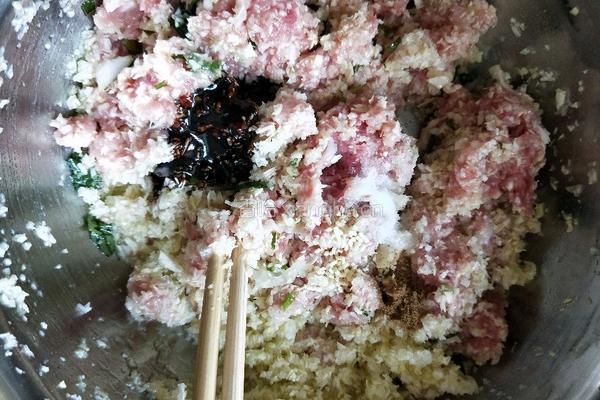 圆白菜肉馅饺子的做法图解4