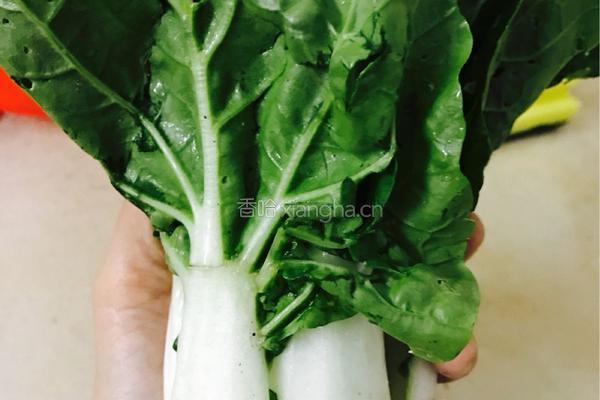 鲫鱼奶白菜汤的做法图解1