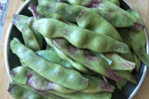 家常排骨炖豆角土豆的做法图解1