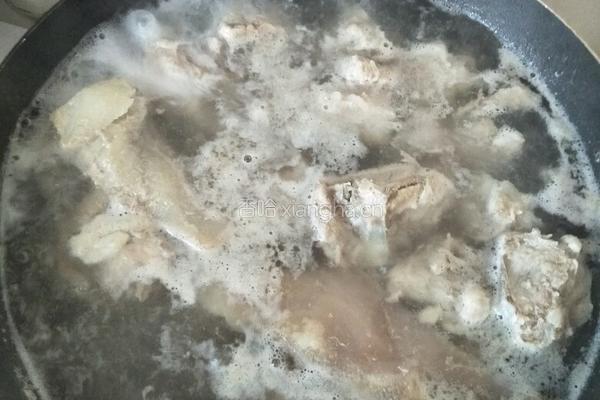 家常排骨炖豆角土豆的做法图解3