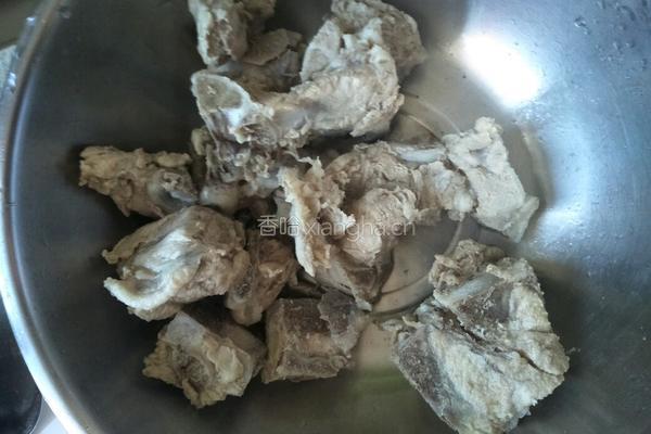 家常排骨炖豆角土豆的做法图解4