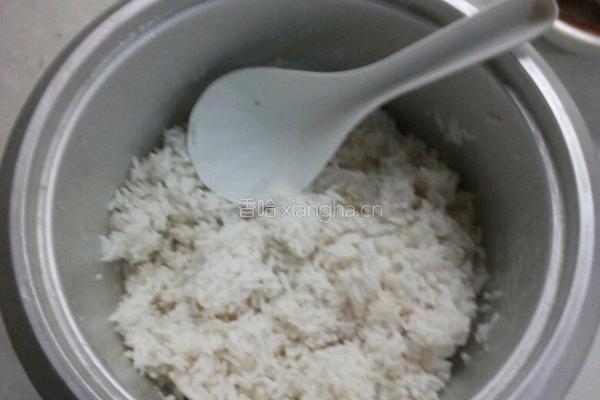 腊肠蛋炒饭的做法图解3