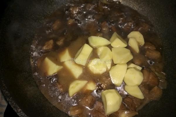 红烧肉炖土豆的做法图解10