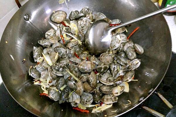 鲁菜大师蒋家常菜爆炒香辣花蛤的做法图解2