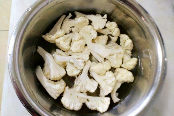 番茄炒菜花的做法图解2