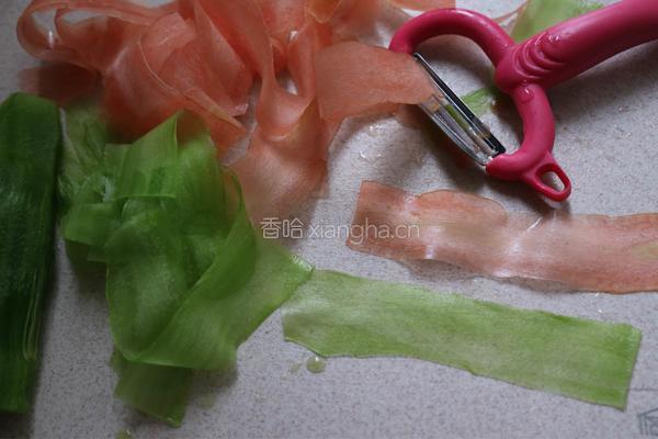五彩金针菇卷的做法图解1