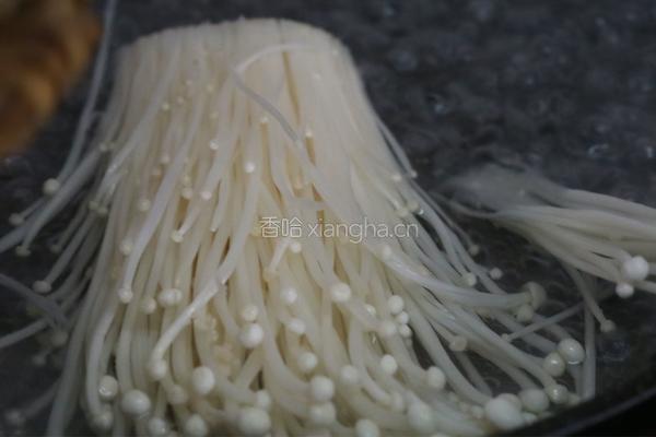 五彩金针菇卷的做法图解2