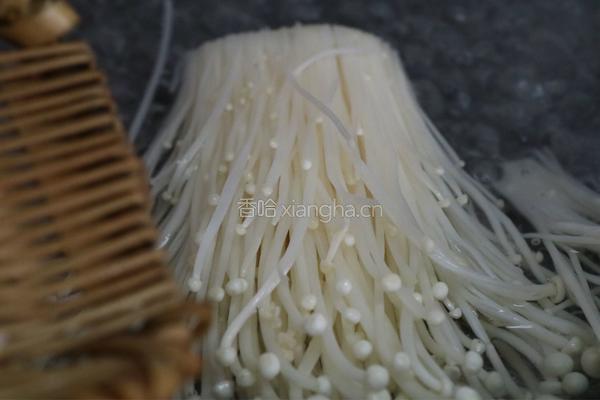 五彩金针菇卷的做法图解3