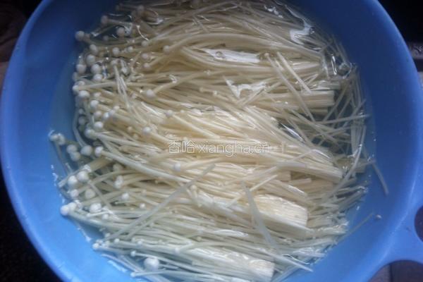 西红柿烩金针菇的做法图解2