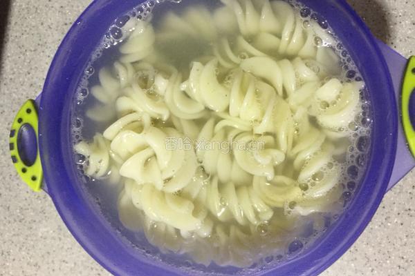 虾仁番茄螺丝面的做法图解4