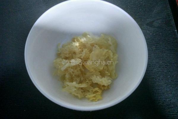 桂圆莲子银耳羹的做法图解2