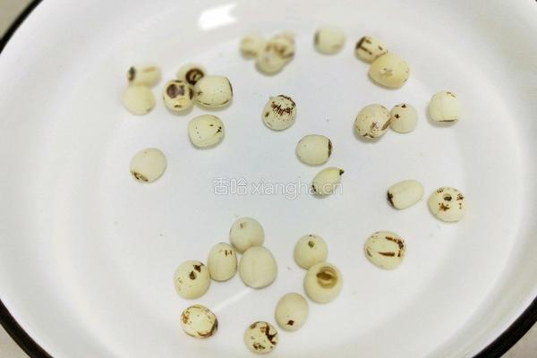 蜂蜜莲子银耳汤的做法图解2