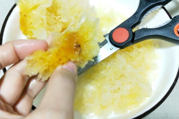 蜂蜜莲子银耳汤的做法图解4