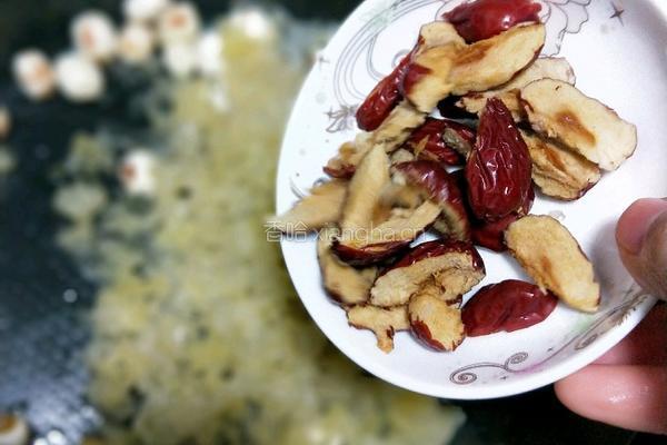 蜂蜜莲子银耳汤的做法图解6