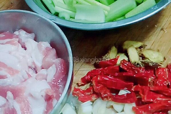 芹菜炒肉的做法图解1