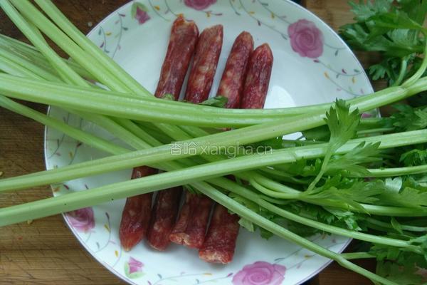芹菜炒腊肠的做法图解1