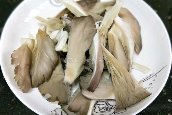 肉末炒平菇 的做法图解2