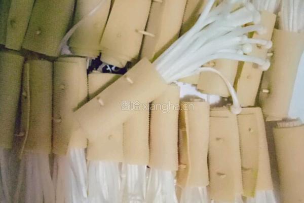 豆腐卷金针菇的做法图解3